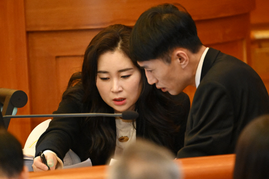 25일 서울 종로구 헌법재판소에서 열린 윤석열 대통령 탄핵심판 11차 변론에서 김계리(왼쪽) 변호사 등 윤 대통령 측 변호인들이 이야기를 나누고 있다. [사진공동취재단]